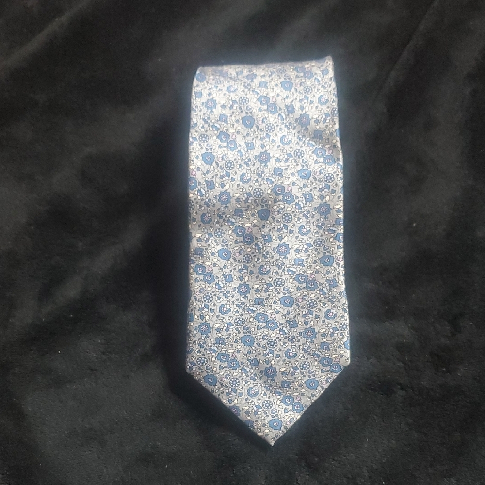 NWOT Jos. A. Bank Blue and White Floral Tie
